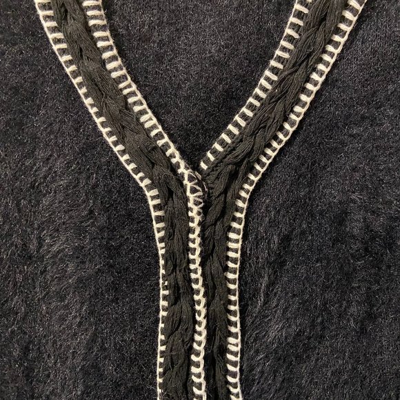 Warm and cozy sweater with ''furry'' pocke… - Picture 4 of 8